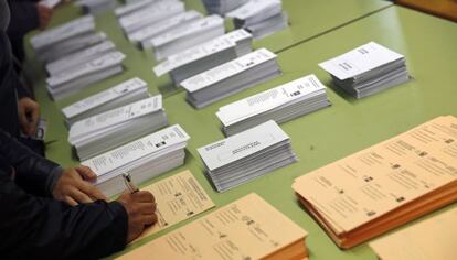 Papeletas en un colegio electoral de Valencia el 20 de diciembre.