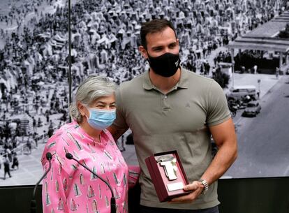 
La alcaldesa de Gijón, Ana González, presidió este miércoles un homensaje al medallista olímpico Saúl Craviotto. El piragüista, plata en Tokio, fue recibido por las autoridades, así como por jóvenes palistas del Grupo Covadonga.