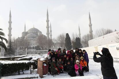 Un grupo de turistas surcoreanos se toma una fotografía en la Mezquita Azul, Estambul.