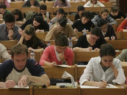 Aspirantes a plazas de MIR se examinan en Sevilla.