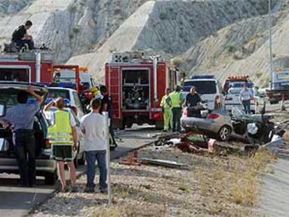 Varias dotaciones de bomberos y patrullas de la policía, en el lugar del accidente, a la altura de Albudeite.