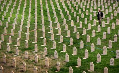 Un hombre kurdo, en un cementerio para vctimas de ataques de armas qumicas en Bagdag en 2014.