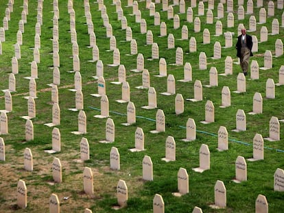 Un hombre kurdo, en un cementerio para víctimas de ataques de armas químicas en Bagdag en 2014.