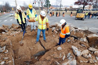 Workers search for the remains of General A. P. Hill at the site where his statue was removed in Richmond (Virginia).