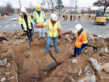 Operarios buscan los restos del general A. P. Hill en el emplazamiento de su estatua, este martes en Richmond (Virginia).