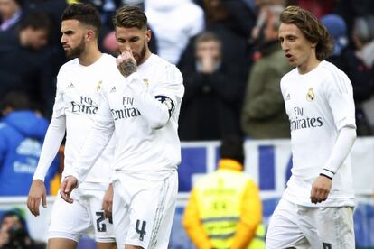 Los jugadores del Real Madrid, el delantero Borja Mayoral, el defensa Sergio Ramos y el centrocampista Luka Modric (i-d) al término del partido de Liga que finalizó con la victoria del Atlético de Madrid por 0-1, disputado esta tarde en el Santiago Bernabéu.