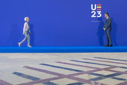 Pedro Sánchez recibe a la presidente de la Comisión Europea, Ursula Von Der Leyen, en el inicio de la reunión del Consejo Europeo Informal (EUCO), celebrada el pasado viernes en Granada.