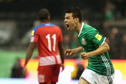 Lozano celebra su gol.