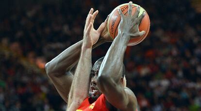 Ibaka protege la pelota.