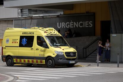 Una ambulancia, en una imagen de archivo. / ALBERT GARCIA