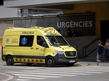 Una ambulancia, en una imagen de archivo. / ALBERT GARCIA