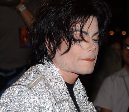 Michael Jackson durante las celebraciones de su 30 aniversario como artista en solitario en el año 2001. Entonces su nariz ya era objeto de fascinación entre el público. Varios medios publicarían pocos años después que podría ser una prótesis.