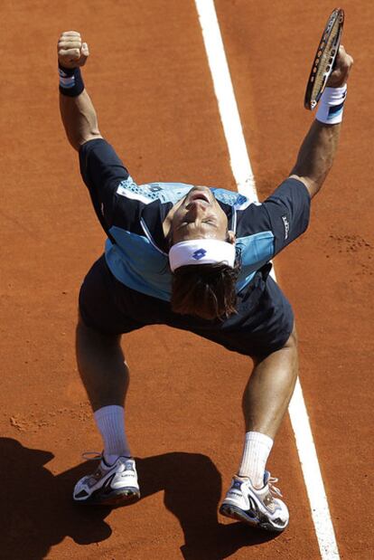 Ferrer celebra su triunfo sobre el austriaco Melzer.