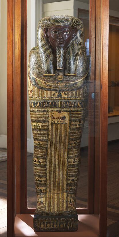 El Museo Nacional de Brasil alberga una de las mayores colecciones de momias egipcias. En la foto, un ataúd de madera policromada, que representa al muerto en forma de una momia envuelta en su sudario, usando el tocado y la barba divina que le hacen asemejarse a los dioses, ayudándolo en su renacimiento en el otro mundo. Tebas del oeste. Egipto. 1,75 m.