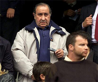 Fotografía de archivo del presidente del Atlético de Madrid y alcalde de Marbella, Jesus Gil, en el palco del estadio Vicente Calderón.