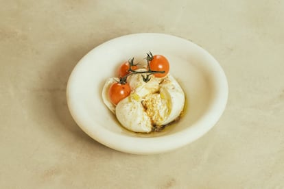 Para los buñuelos de calabacín (8 euros) echan mano de los productores de lácteos Zucca, en Valladolid, y de Casa Xantada, en Galicia. Entre los entrantes, hay platos como la escalivada con anchoas (12 euros), burrata con tomates asados (13,50 euros), parmigiana de berenjena (10 euros) o puerro de verano con salsa romescu (6 euros).