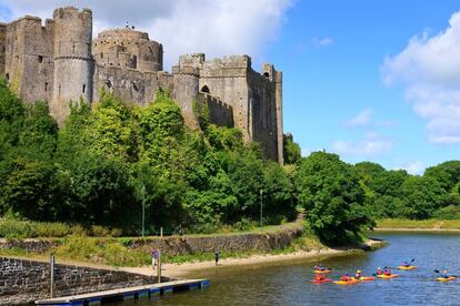 Desde una bella franja de arena con acantilados de fondo en la costa de Pembrokeshire, hasta la cercana Skomer, una reserva marina donde se pueden avistar focas, delfines y aves marinas, incluidas colonias de frailecillos. En la imagen, piragüistas ante el castillo de Pembroke, en el estanque de Mill.