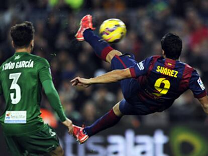 Suárez, en el momento de hacer la chilena contra el Levante.