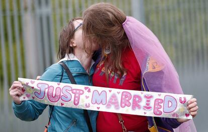 Kasia y Amina, que decidieron casarse en el extranjero, se besan ante la Cancillería en Berlín (Alemania) tras la aprobación de la legalización del matrimonio homosexual en el Parlamento en Berlín (Alemania), 30 de junio de 2017.