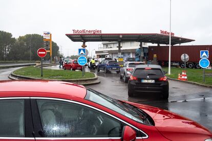 Colas de coches para echar gasolina en una estación cercana a la refinería. 