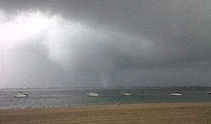Un tornado avanza hoy frente a la costa de Queens, en Nueva York.