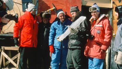 Llegada de la expedición francesa a Vostok el 31 de diciembre de 1984, con Claude Lorius en el centro, con ropa azul y guantes rojos.