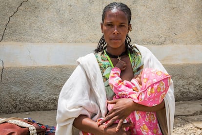 Mihret da el pecho a su hijo de seis meses, Dawit, en el centro de salud de Kihen, en Kilte Awlaelo Woreda (Etiopía), el pasado junio de 2016. La clínica implementa programas de salud, nutrición, higiene y saneamiento con el apoyo de Unicef.