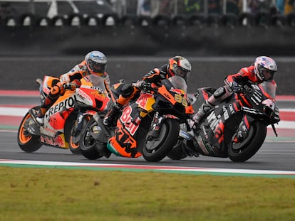 Miguel Oliveira, ganador de la última carrera en Indonesia, junto a Aleix y Pol Espargaró en la pista de Mandalika.