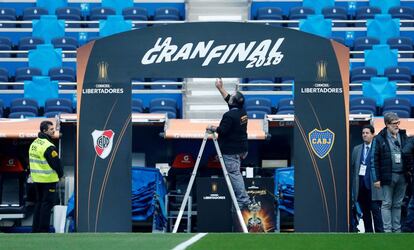 Un operario supervisa el arco de acceso del césped del Santiago Bernabéu.