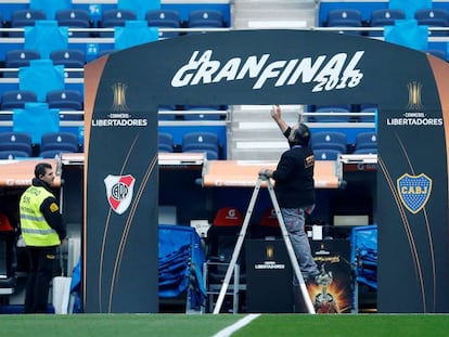 Un operario supervisa el arco de acceso del césped del Santiago Bernabéu.