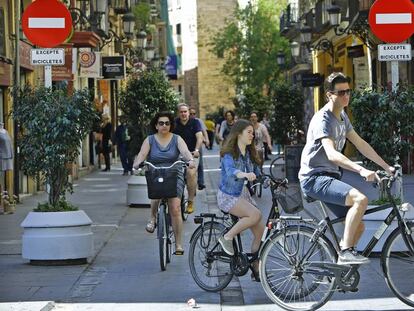 Ciclistas en la calle de Serranos de Valencia, ya peatonalizada. 