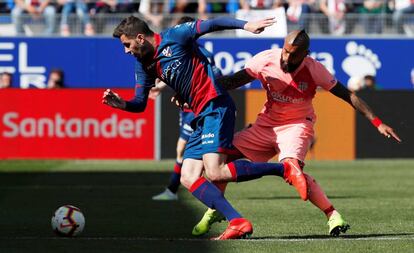 Arturo Vidal ante Rivera, en el Huesca-Barcelona.