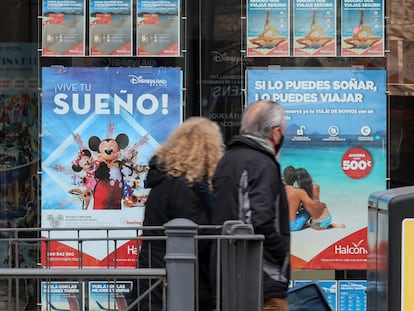 Anuncios sobre viajes en una agencia Halcón Viajes, en Madrid.