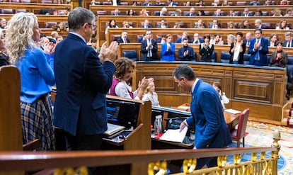 El presidente del Gobierno, Pedro Sánchez, recibe los aplausos de los miembros de su grupo este miércoles en el Congreso.