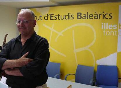 El historiador Sebastià Serra, en su despacho del Institut d&#39;Estudis Baleàrics.