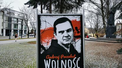 Un cartel con una foto del periodista y activista Andrzej Poczobut en el centro de la ciudad polaca de Bialystok, en noviembre de 2021.