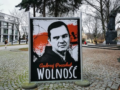 Un cartel con una foto del periodista y activista Andrzej Poczobut en el centro de la ciudad polaca de Bialystok, en noviembre de 2021.