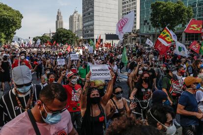 Opositores al presidente de Brasil Jair Bolsonaro participan en una protesta contra su Gobierno en Río de Janeiro (Brasil).