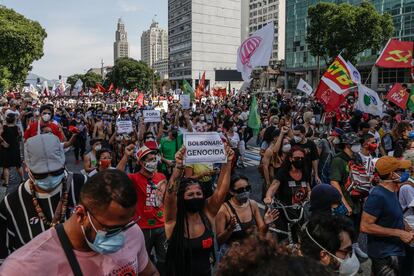 Opositores al presidente de Brasil Jair Bolsonaro participan en una protesta contra su Gobierno en Río de Janeiro (Brasil). 