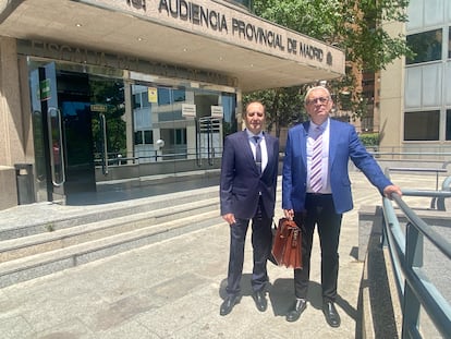 Agustín Mejías y Francisco Rubiales, letrados de Jaro y Gorín respectivamente, a las puertas de la Audiencia Provincial.