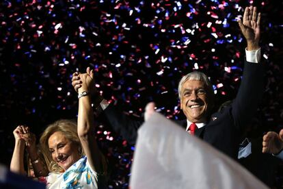 Sebastián Piñera y su esposa, Cecilia Morel, celebran la victoria.