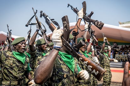 Soldados de las Fuerzas Armadas Revolucionarias del Pueblo (FARP) sostienen sus armas en el aire durante las celebraciones del 50º Día de la Independencia de Guinea-Bisáu en Bisáu, el 16 de noviembre de 2023.