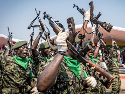 Soldados de las Fuerzas Armadas Revolucionarias del Pueblo (FARP) sostienen sus armas en el aire durante las celebraciones del 50º Día de la Independencia de Guinea-Bisáu en Bisáu, el 16 de noviembre de 2023.