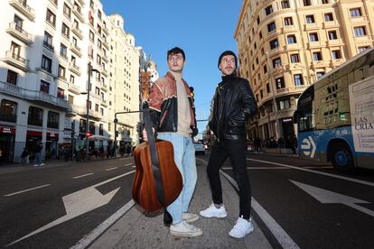 Manuel de la Cueva (i) y Luis Gastelumendi, dos de los componentes del grupo musical DELACUEVA, en la calle de Gran Vía en Madrid.