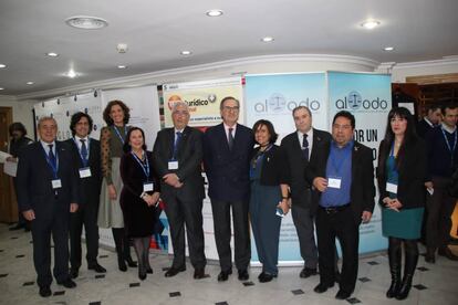 El decano del Colegio de Abogados de Madrid, José María Alonso, en la inauguración ayer del I Congreso de ALTODO, junto a su presidente, Juan Manuel Mayllo Martínez y el resto de miembros de la asociación.