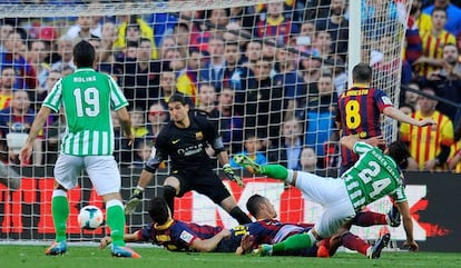 Rubén Castro bate a Pinto en un Barça-Betis de la 2013-2014.