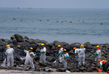 Un grupo de operarios trabaja, el pasado martes, en las labores de recogida y limpieza del crudo.