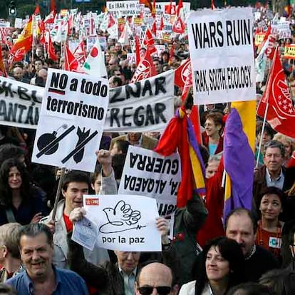 Los manifestantes en Madrid han lucido las famosas pegatinas del <i>No a la guerra</i> y han coreado consignas a favor de la paz. El lema de la marcha era <i>Por la paz. No a la guerra, no a la violencia. Por el fin a la ocupación de Irak y el cierre de Guantánamo</i>.