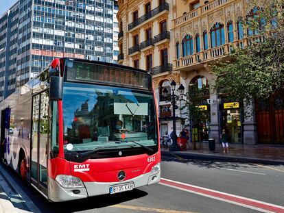 Un autobús de la EMT de València a su paso por la plaza del Ayuntamiento.