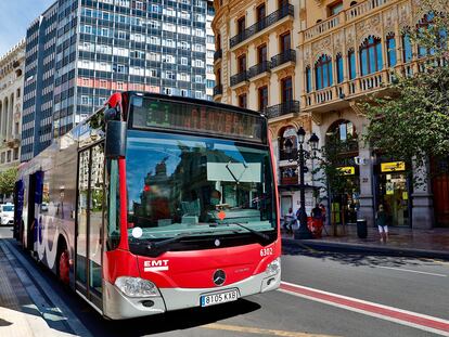 Un autobús de la EMT de València a su paso por la plaza del Ayuntamiento.